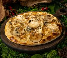 Хачапури с горгонзоллой и грушей