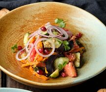 Салат овощной с орехами