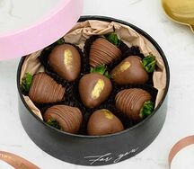 Бокс с клубникой в шоколаде Этне