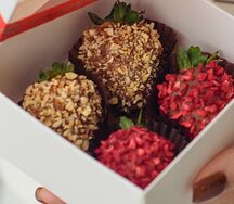 Бокс с клубникой в шоколаде Меланж