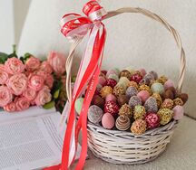 Корзина с клубникой в шоколаде Луара