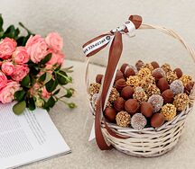 Корзина с клубникой в шоколаде Сен-Ло