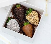 Бокс с клубникой в шоколаде Бомбон