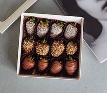 Бокс с клубникой в шоколаде Буэно