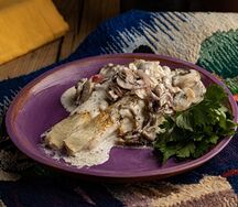 Судак под сливочно-грибным соусом