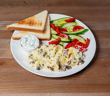 Скрэмбл с шампиньонами и пармезаном