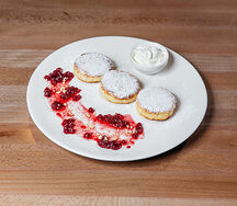 Сырники со сметаной и джемом