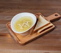 Суп куриный с тостом