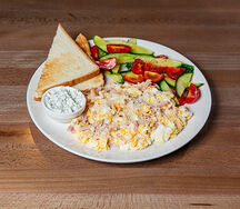 Скрэмбл с ветчиной и пармезаном