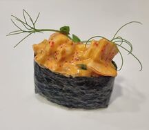 Спайси-суши с лососем 