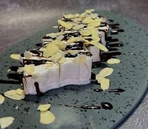 Сладкий ролл с ананасом