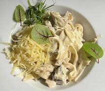 Феттуччине в сливках с филе грудки и грибами