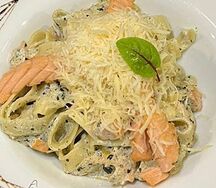 Фетучини с жаренным лососем и соусом песто 