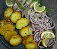 Филе сельди с обжаренным картофелем и красным луком