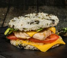 Бургер с лососем