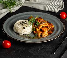 Кальмары с овощами в соусе кимчи