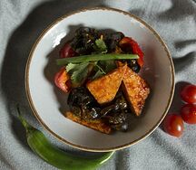 Тофу с овощами в остром соусе