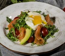 Салат с рукколой и семгой