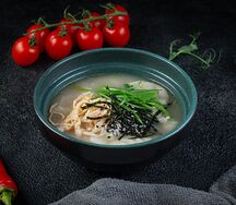 Суп с рисовыми клецками и пельменями