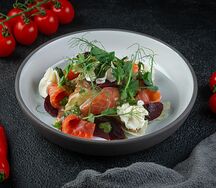 Салат с лососем и печеной свеклой