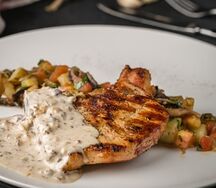 Свиная корейка с ореховым соусом 