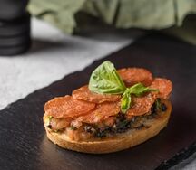 Брускетта с пепперони