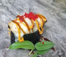 Запеченный гункан с креветкой 