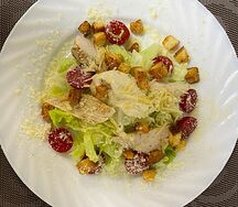 Салат Цезарь с курицей