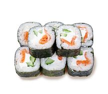 Ролик 3 с атлантическим лососем и хрустящим огурцом