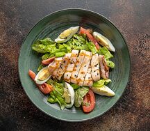 Салат с кальмаром гриль и ореховым соусом