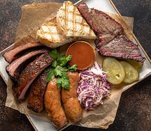 BBQ брискет, рёбра, колбаски