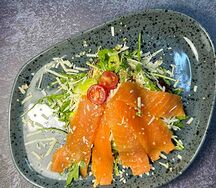 Салат с малосольным лососем