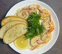 Тигровые креветки с розмарином и сливочным соусом 