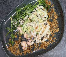 Тёплый салат с кальмаром 