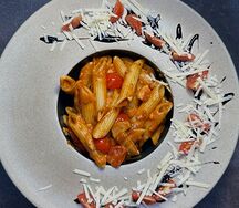 Пене с лососем и томатным соусом 