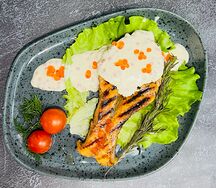 Стейк из лосося в сливочно-икорном соусе 