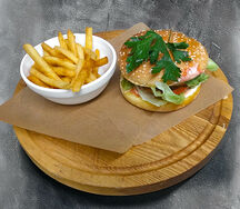 Бургер с куриной котлетой и картофелем фри