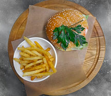 Бургер с говяжьей котлетой и картофелем фри