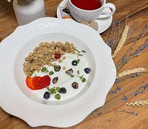 Гранола с греческим йогуртом и ягодами 