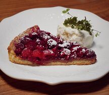 Открытый пирог с малиной