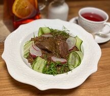 Каша гречневая с говяжьими щечками в соусе демиглас