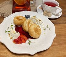 Сырники с вишней в вишневым соусе с ягодами