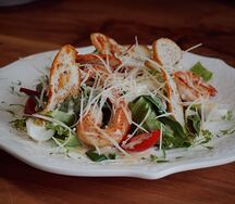 Цезарь с тигровыми креветками