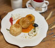 Сырники классические в облепиховом соусе с ягодами