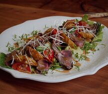 Салат с нежным ростбифом 