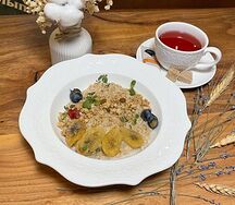 Каша овсяная на кокосовом молоке с гранолой и ягодами 