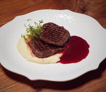 Медальоны из говядины с картофельным пюре в вишневом соусе