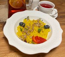 Каша пшеничная на кокосовом молоке с гранолой и ягодами