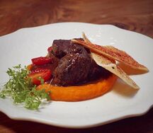 Томлёные говяжьи щёчки в вине с бататом 