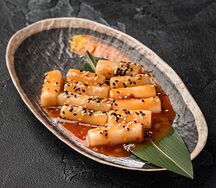 Токпокки в соусе сычуань